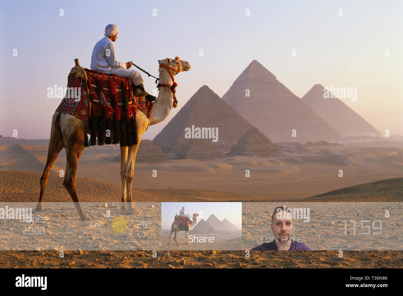 Tourist indossando occhiali aumentata di fronte le Piramidi di Giza in Egitto. Foto Stock