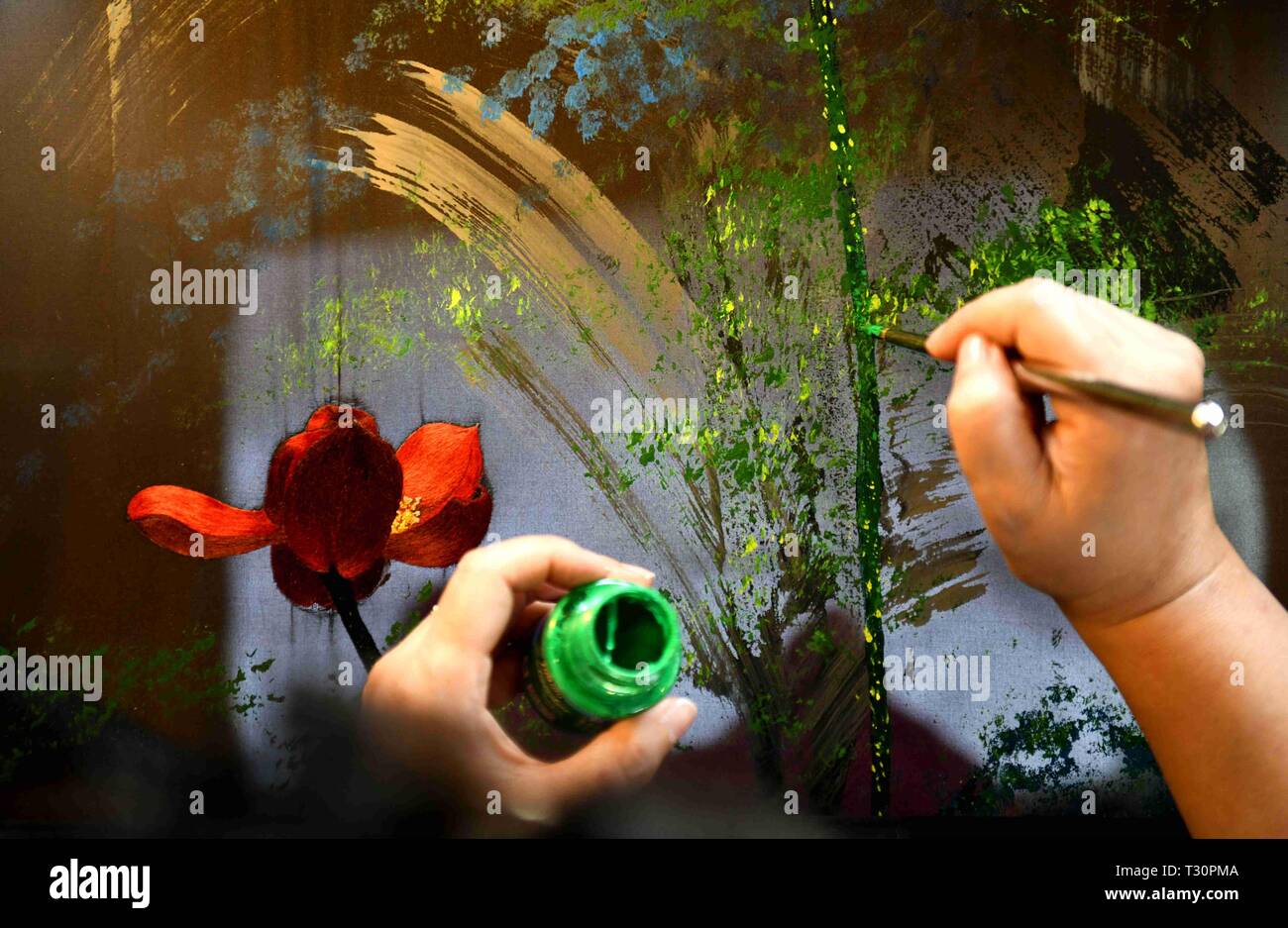 Shijiazhuang cinese nella provincia di Hebei. 4 apr, 2019. Craftswoman Liu Yuxia crea un lavoro di ricamo al suo studio nel distretto di Qiaoxi di Shijiazhuang, nel nord della Cina di nella provincia di Hebei, 4 aprile 2019. Liu Yuxia è un ereditiere di Xu ricamo, che è stato elencato come uno di Shijiazhuang immateriali del patrimonio culturale nel 2018. Sulla base di cinese tradizionale abilità di ricamo, le sue opere di stile unico presente l'integrazione di cinese e occidentale e le tecniche di pittura e fotografia. Credito: Chen Qibao/Xinhua/Alamy Live News Foto Stock Shijiazhuang cinese nella provincia di Hebei. 4 apr, 2019. Craftswoman Liu Yuxia crea un lavoro di ricamo al suo studio nel distretto di Qiaoxi di Shijiazhuang, nel nord della Cina di nella provincia di Hebei, 4 aprile 2019. Liu Yuxia è un ereditiere di Xu ricamo, che è stato elencato come uno di Shijiazhuang immateriali del patrimonio culturale nel 2018. Sulla base di cinese tradizionale abilità di ricamo, le sue opere di stile unico presente l'integrazione di cinese e occidentale e le tecniche di pittura e fotografia. Credito: Chen Qibao/Xinhua/Alamy Live News Foto Stock