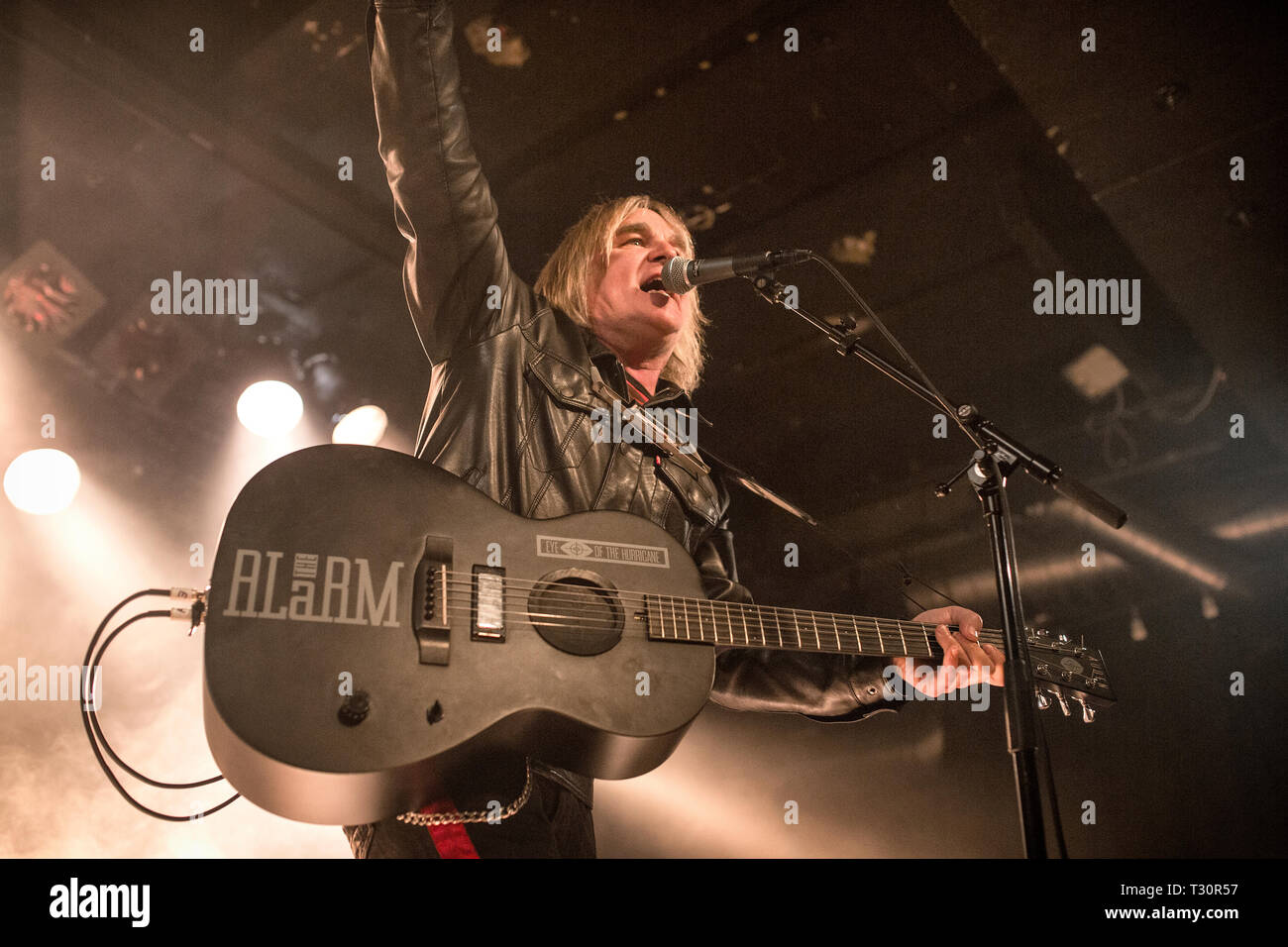 Norvegia, Oslo - Aprile 4, 2019. Il Welsh rock band la sveglia suona dal vivo in concerto a John Dee in Oslo. Qui il cantante e il chitarrista Mike Peters viene visto dal vivo sul palco. (Photo credit: Gonzales foto - Terje Dokken). Credito: Gonzales foto/Alamy Live News Foto Stock