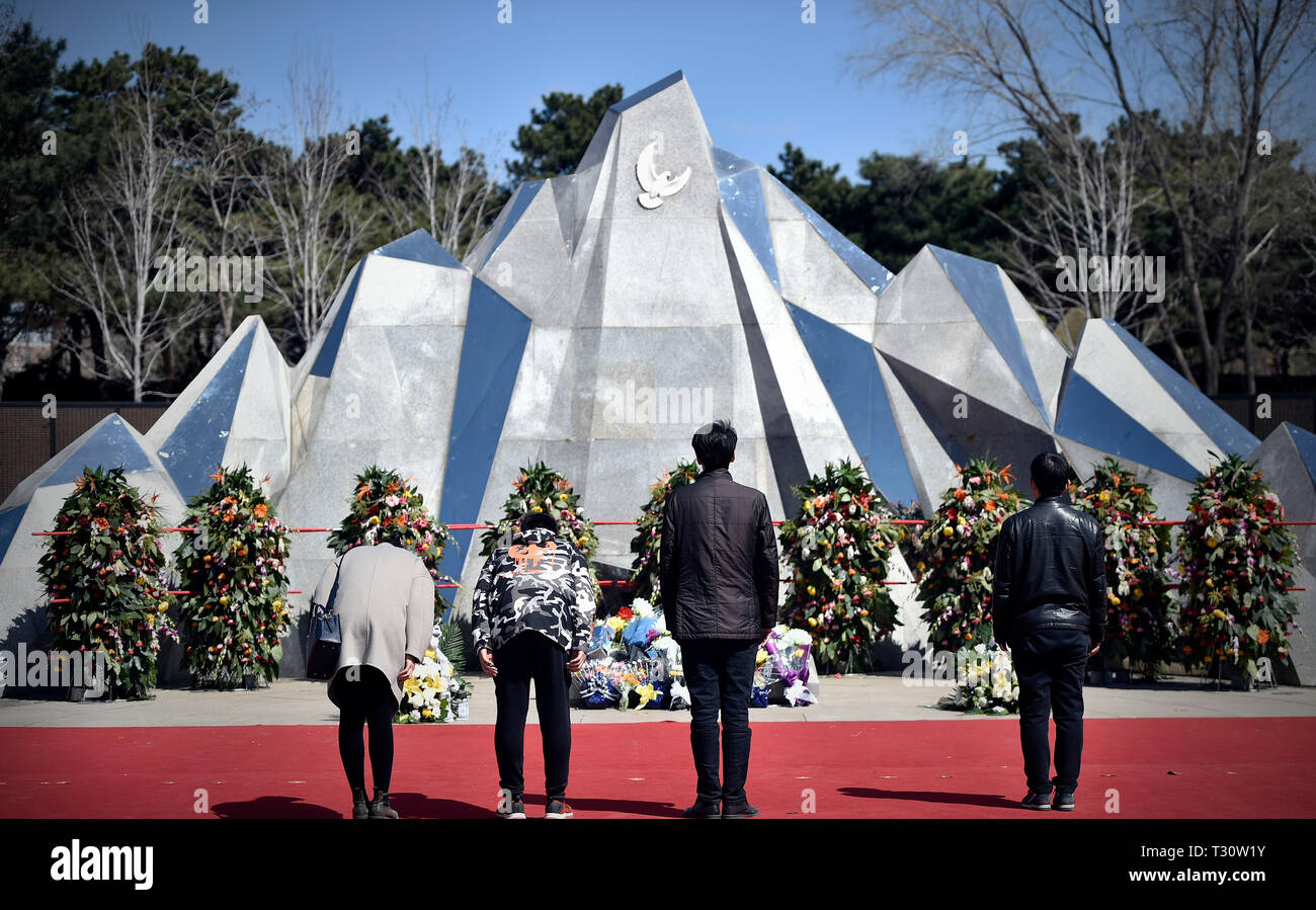 Shenyang, cinese della provincia di Liaoning. 5 apr, 2019. Persone in lutto per i martiri uccisi nel 1950-53 Guerra di Corea presso i martiri' park a Shenyang, capitale del nord-est della Cina di Provincia di Liaoning, 5 aprile 2019. Si tratta di una tradizione per il popolo cinese a pagare rispetto agli antenati defunti, familiari e gli eroi nazionali e dei martiri presso il Festival di Qingming, un giorno per la tomba ampie che cade il 5 aprile di quest'anno. Credito: Yao Jianfeng/Xinhua/Alamy Live News Foto Stock