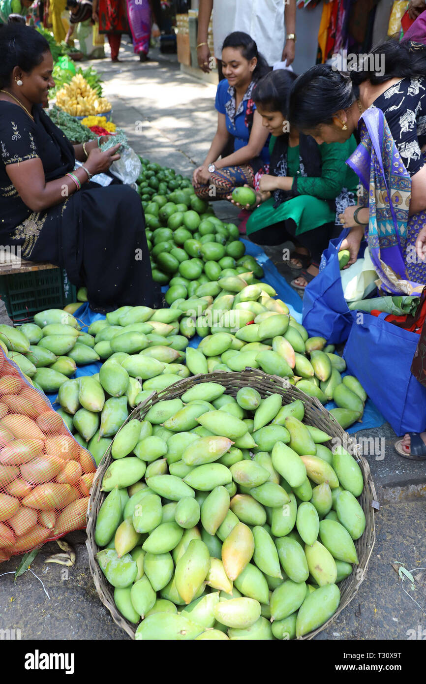 Bangalore, India. 5 apr, 2019. Gli indù di acquistare i frutti di un mercato all'ingrosso in occasione di Ugadi, un Indù anno nuovo giorno, a Bangalore, India, il 5 aprile 2019. Il festival segna il nuovo anno giorno per le persone di stati di Andhra Pradesh, Telangana e Karnataka che seguono il sud indiano calendario lunare. Credito: Stringer/Xinhua/Alamy Live News Foto Stock