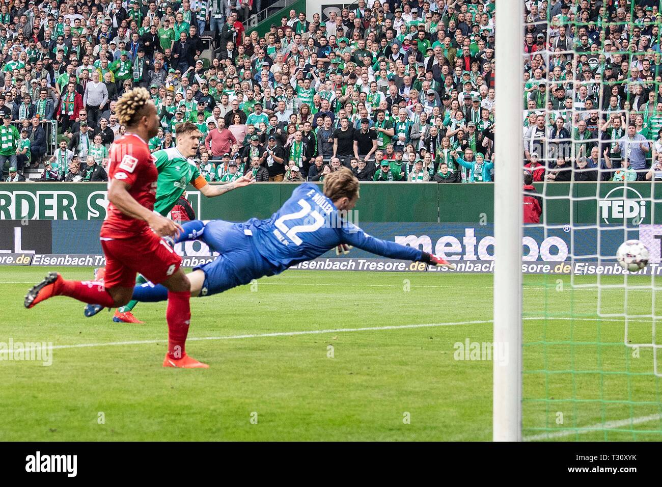 Brema, Deutschland. 30 Mar, 2019. Max KRUSE (HB) (secondo da sinistra) punteggi l'obiettivo per 3: 1 contro il portiere Florian MUELLER (Muller, MZ) (destra); Soccer 1. Bundesliga, XXVII GIORNATA, SV Werder Bremen (HB) - FSV FSV FSV Mainz 05 3: 1, su 30/03/2019 in Bremen/Germania. DFL regolamenti vietano qualsiasi uso delle immagini come sequenze di immagini e/o quasi-video | Utilizzo di credito in tutto il mondo: dpa/Alamy Live News Foto Stock