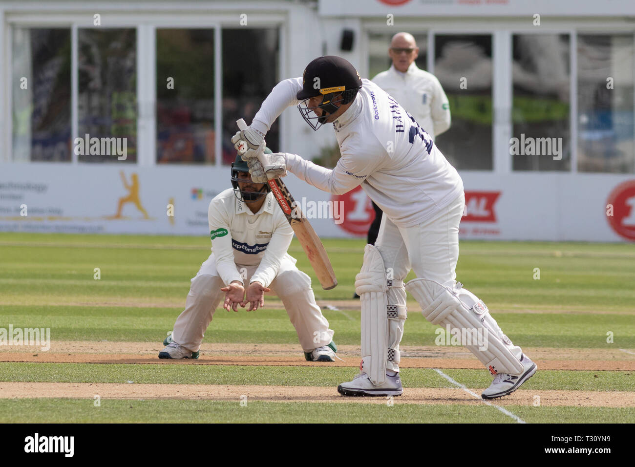 Hove, Sussex, Regno Unito. 05 apr, 2019. Tom Haines difende con Hassan Azad a gamba corta durante la Specsavers County Championship Round 1 match tra Sussex CCC v Leicestershire CCC al primo centro di County Ground, Hove, in Inghilterra il 5 aprile 2019. Foto di Giovanni Mallett. Solo uso editoriale, è richiesta una licenza per uso commerciale. Nessun uso in scommesse, giochi o un singolo giocatore/club/league pubblicazioni.... Credit: UK Sports Pics Ltd/Alamy Live News Foto Stock