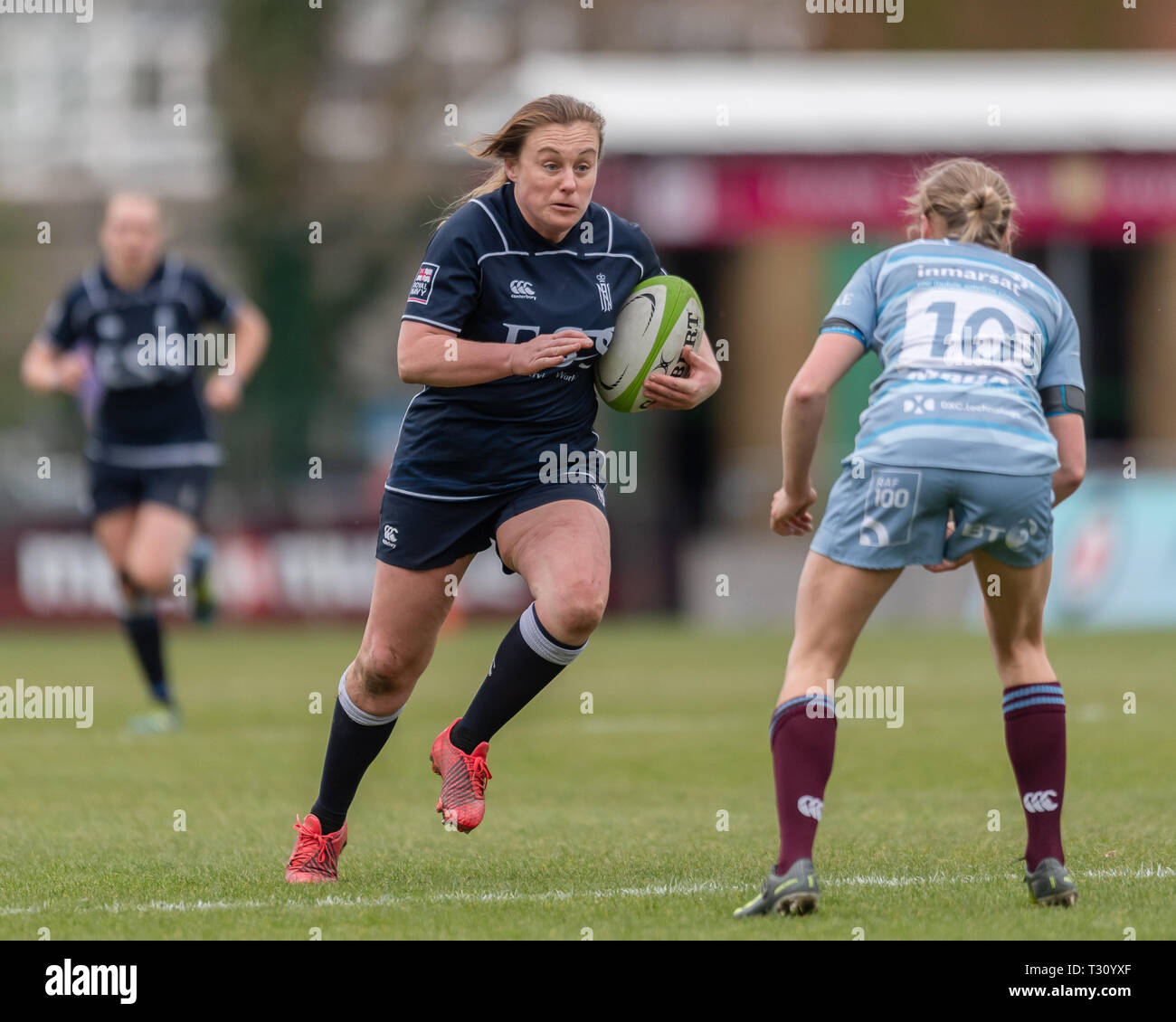 Londra, Regno Unito. 05 apr, 2019. Lt Cdr Charlotte Fredrickson (sinistra) della Royal Navy donne in azione durante la Royal Air Force WomenÕs Senior XV vs Royal Navy donne XV a Twickenham Stoop Venerdì, 05 aprile 2019. (Solo uso editoriale, è richiesta una licenza per uso commerciale. Nessun uso in scommesse, giochi o un singolo giocatore/club/league pubblicazioni.) Credito: Taka Wu/Alamy Live News Foto Stock