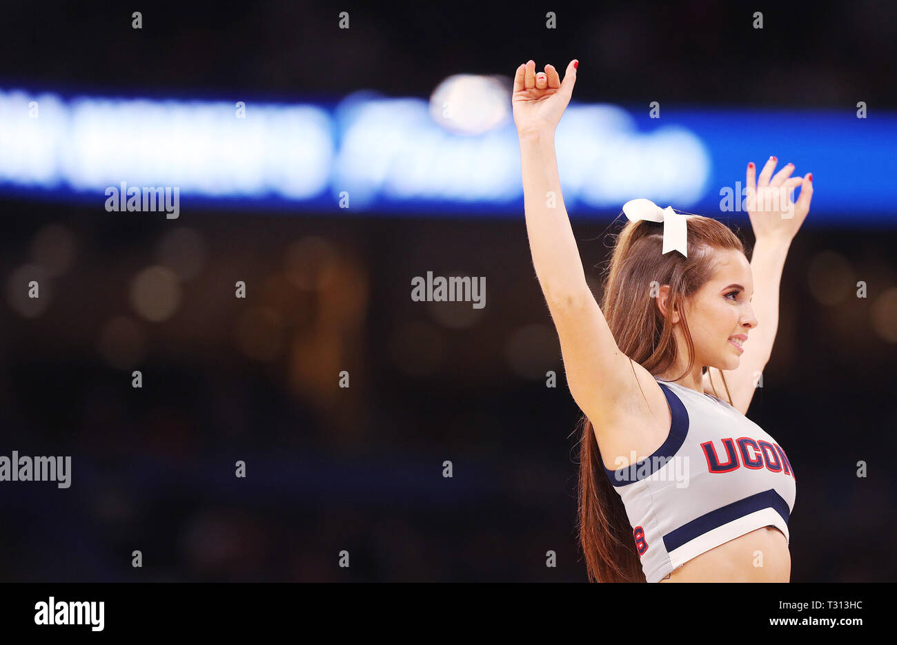 Città, Florida, Stati Uniti d'America. 5 apr, 2019. MONICA HERNDON | Orari .Un UConn Huskies cheerleader compie durante il NCAA finale donne quattro semifinale partita di Amalie Arena il Venerdì, 5 aprile 2019. Credito: Monica Herndon/Tampa Bay volte/ZUMA filo/Alamy Live News Foto Stock