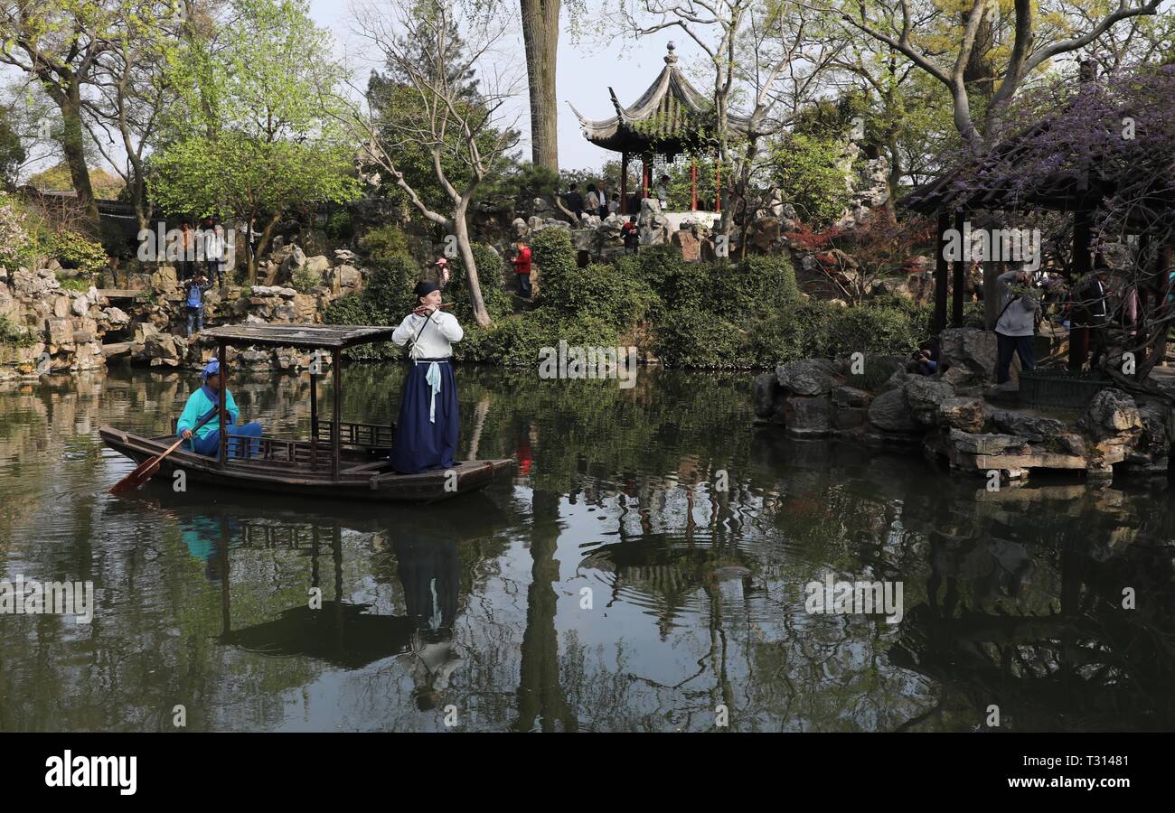 (190406) -- SUZHOU, Aprile 6, 2019 (Xinhua) -- i turisti visualizza un artista della performance nel giardino Liuyuan durante il Festival Qingming vacanze in Suzhou, est cinese della provincia di Jiangsu, 5 aprile 2019. (Xinhua/appendere Xingwei) Foto Stock