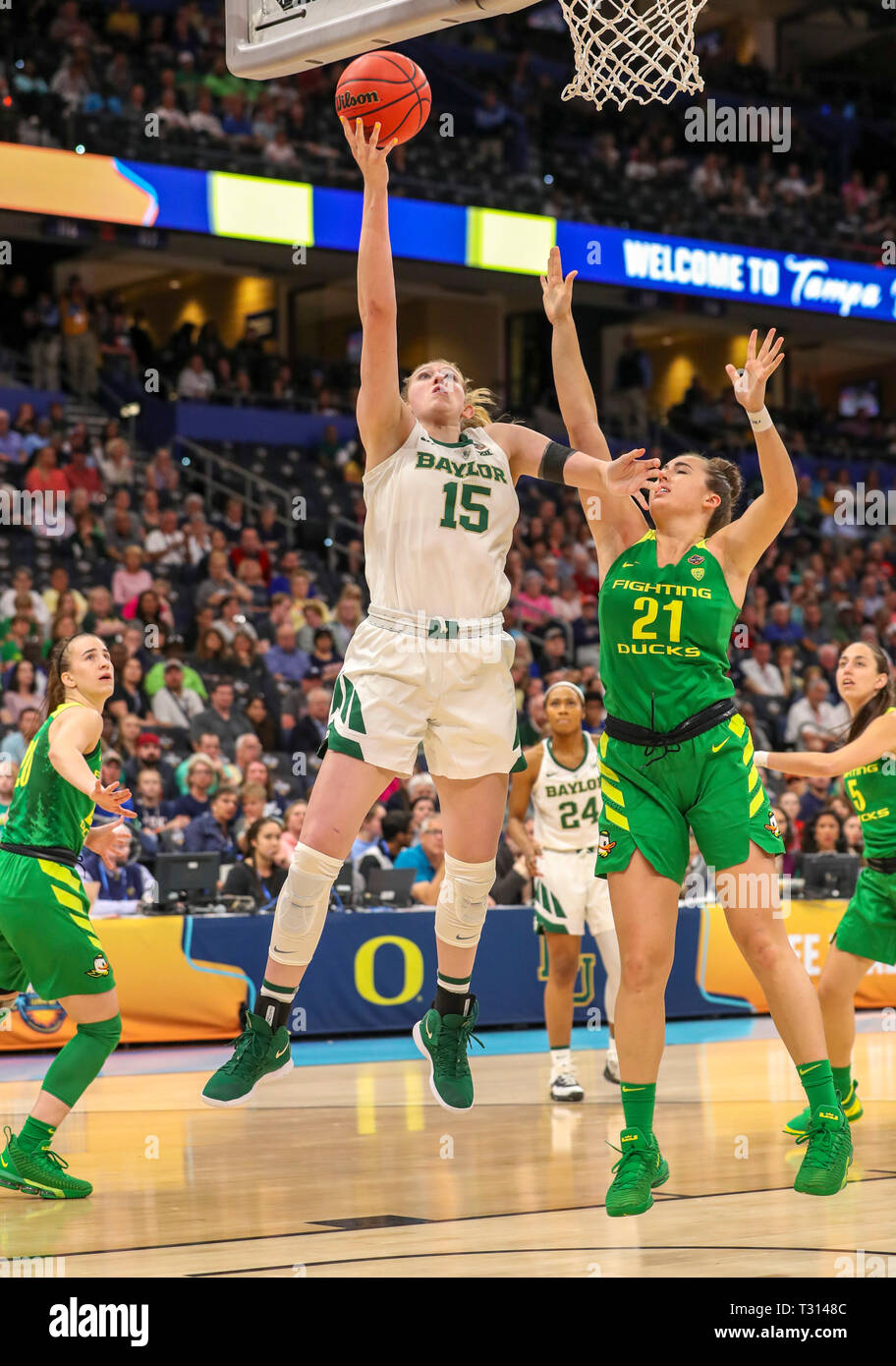 Tampa, Florida, Stati Uniti d'America. 5 apr, 2019. DIRK SHADD | Orari.Baylor Lady porta avanti Lauren Cox (15) va al cestello come Oregon Ducks avanti Erin Boley (21) tentativi di bloccare la sua durante la prima metà del loro NCAA finale donne quattro semi-gioco finale Venerdì, 5 aprile 2019 a Tampa. Credito: Dirk Shadd/Tampa Bay volte/ZUMA filo/Alamy Live News Foto Stock