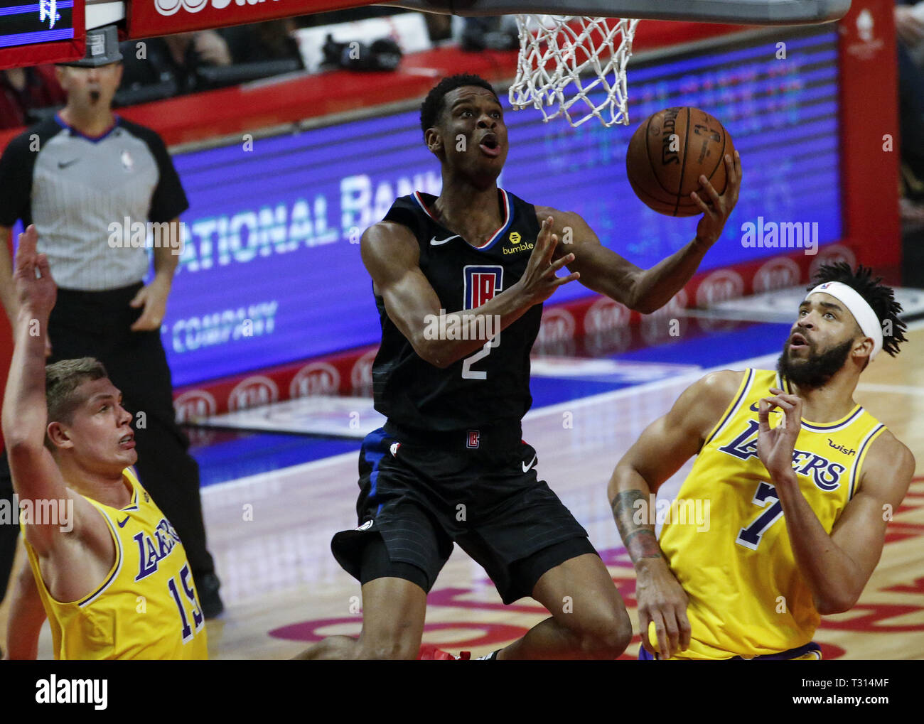 Los Angeles, California, USA. 5 apr, 2019. Los Angeles Clippers' Shai Gilgeous-Alexander (2) va per un lay up durante un basket NBA Game tra Los Angeles Clippers e Los Angeles Lakers, Venerdì, Aprile 5, 2019 a Los Angeles. Credito: Ringo Chiu/ZUMA filo/Alamy Live News Foto Stock