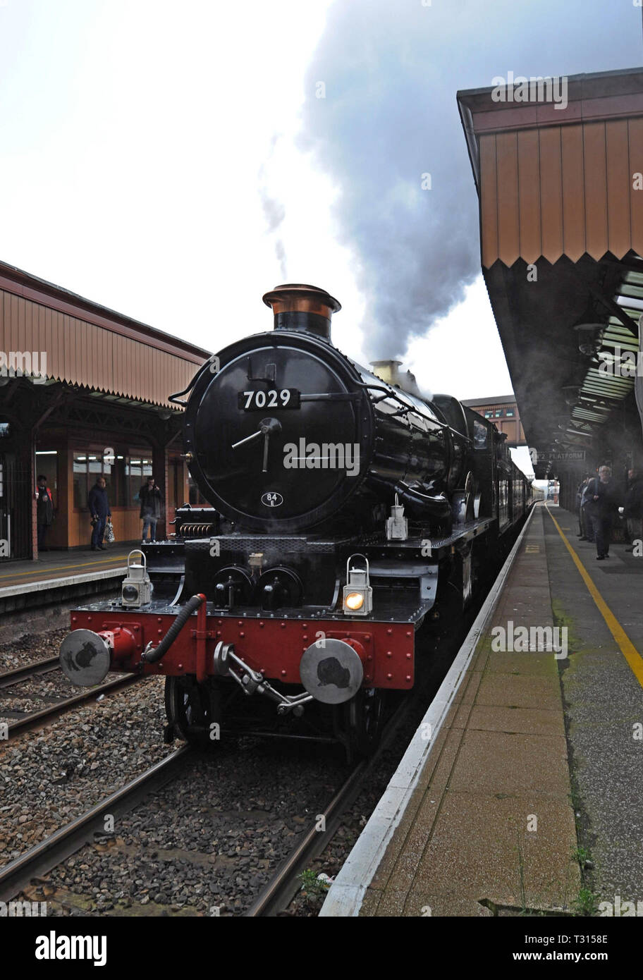 Birmingham, Regno Unito, 6 aprile 2019. Ex British Railways Locomotiva 8271 Clun Castello è visto a Birmingham Moor Street Station come si fa il suo primo viaggio pubblico sulla linea principale a partire dal 1988. Tyseley basato treni d'epoca sono la Gran Bretagna il nuovissimo treno società operativa ed eseguire regolari di bolina vapore servizi completare con argento servizio pasti da Birmingham per tutta l'estate. Credit G.P.Essex/Alamy Live News Foto Stock