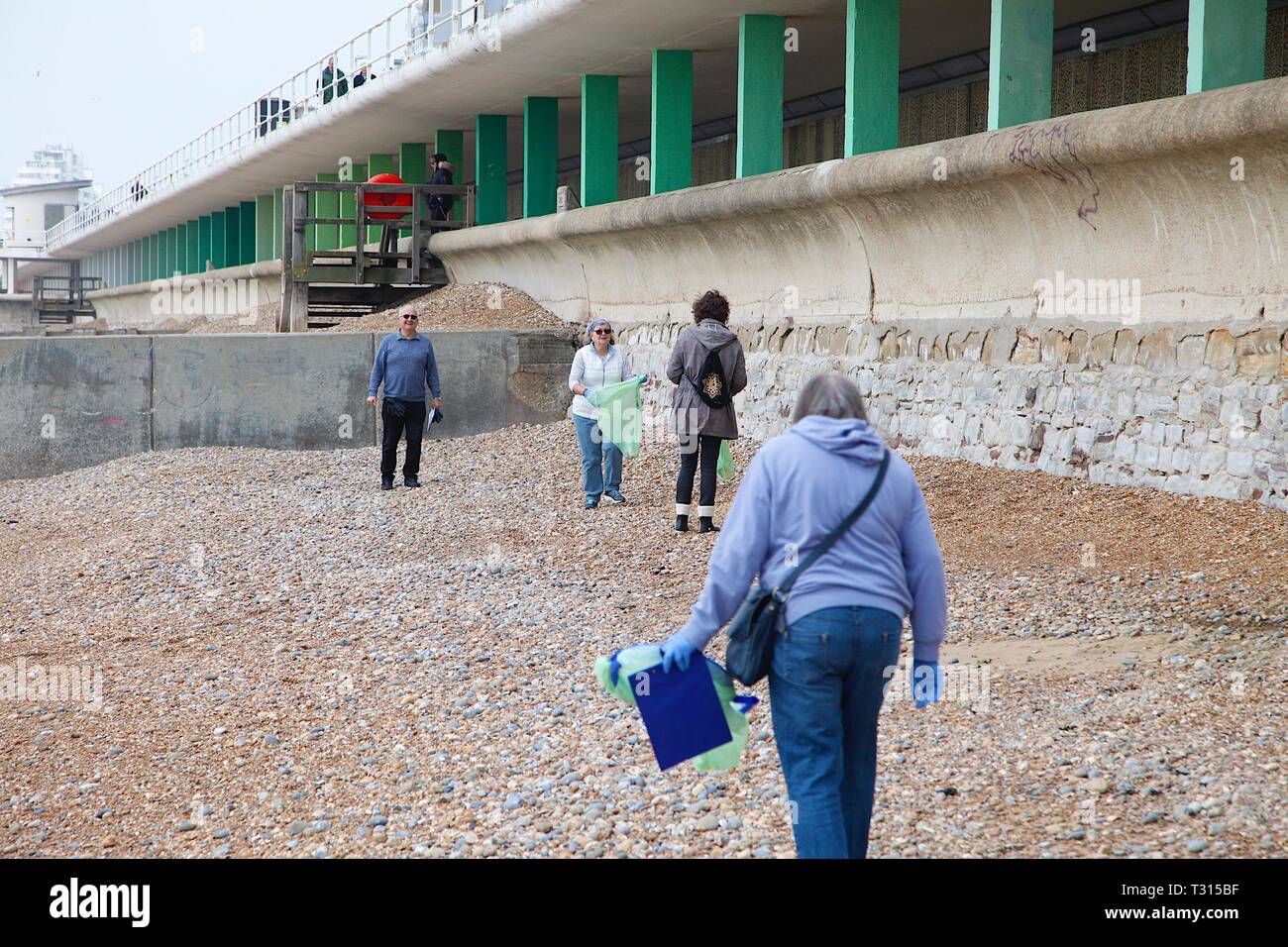 Hastings, East Sussex, Regno Unito. 06 apr, 2019. Volontari da tutto il paese si uniscono all'inizio di aprile per pulire una spiaggia vicino a voi. Quest'anno, volontari da Hastings e le aree circostanti si incontrano a Hastings pier dalle 10.30. Persone di tutte le provenienze sono incoraggiati a venire giù e dedicare un po' di tempo per la pulizia della spiaggia di plastica principalmente dell'inquinamento. Hastings pulizia spiagge dalla bottiglia vicolo. ©Paolo Lawrenson 2019, Photo credit: Paolo Lawrenson/Alamy Live News Foto Stock