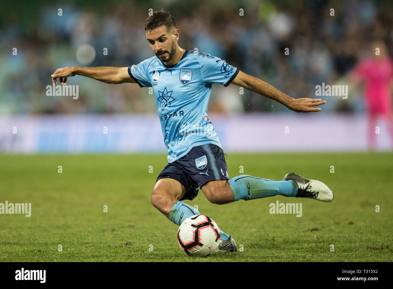 Michael Zullo di Sydney FC attraversa durante la Hyundai un-League match tra Sydney FC v Melbourne vittoria a Sydney Cricket Ground, Sydney, Australia il 6 aprile 2019. Foto di Peter Dovgan. Solo uso editoriale, è richiesta una licenza per uso commerciale. Nessun uso in scommesse, giochi o un singolo giocatore/club/league pubblicazioni. Foto Stock