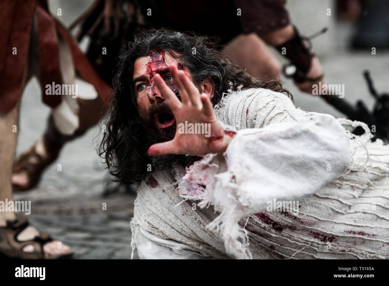 Bucarest, Romania - 15 Aprile 2014: drammatizzazione da parte di attori della Passione di Cristo - il dramma, la tortura e la crocifissione di Gesù Cristo dai romani. Foto Stock