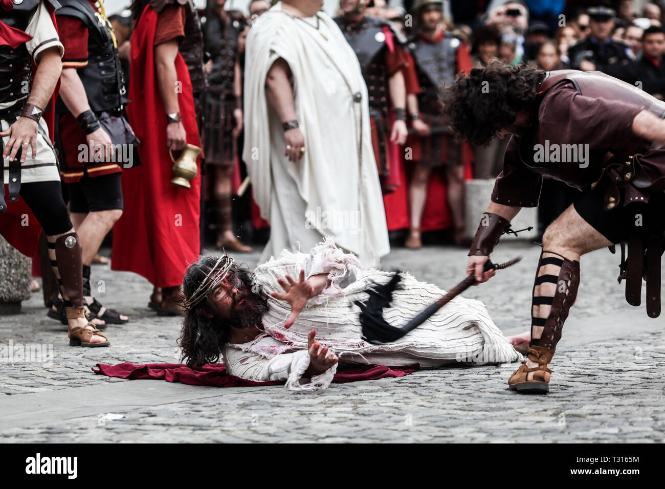 Bucarest, Romania - 15 Aprile 2014: drammatizzazione da parte di attori della Passione di Cristo - il dramma, la tortura e la crocifissione di Gesù Cristo dai romani. Foto Stock