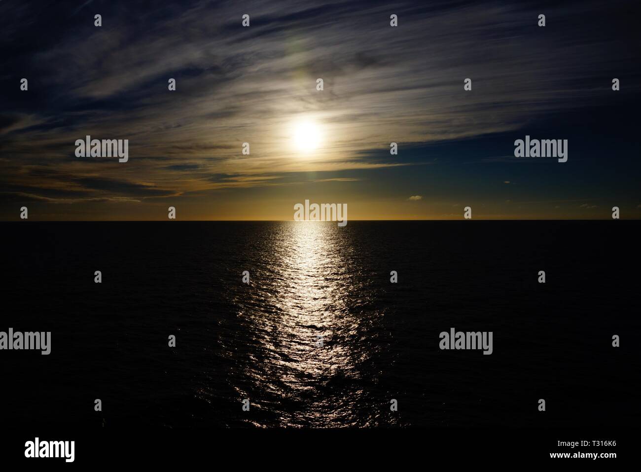 Alba sul mare aperto Foto Stock