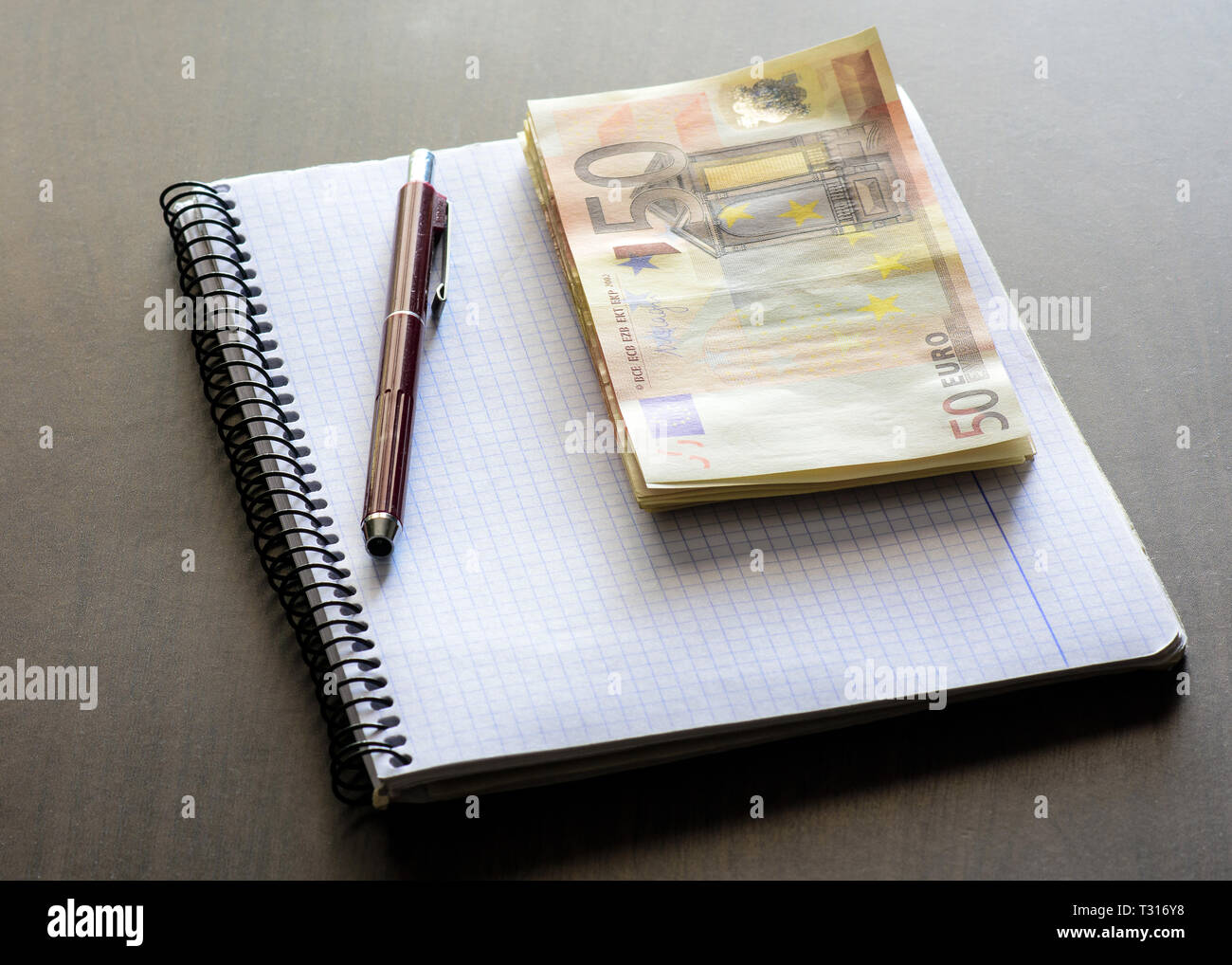 Blocco note con banconote Foto Stock