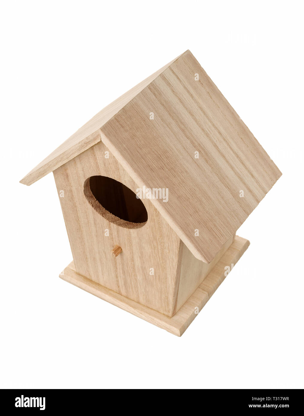 Oggetti isolati: in legno realizzati a mano di nidificazione di uccelli casella, bird house, su sfondo bianco Foto Stock
