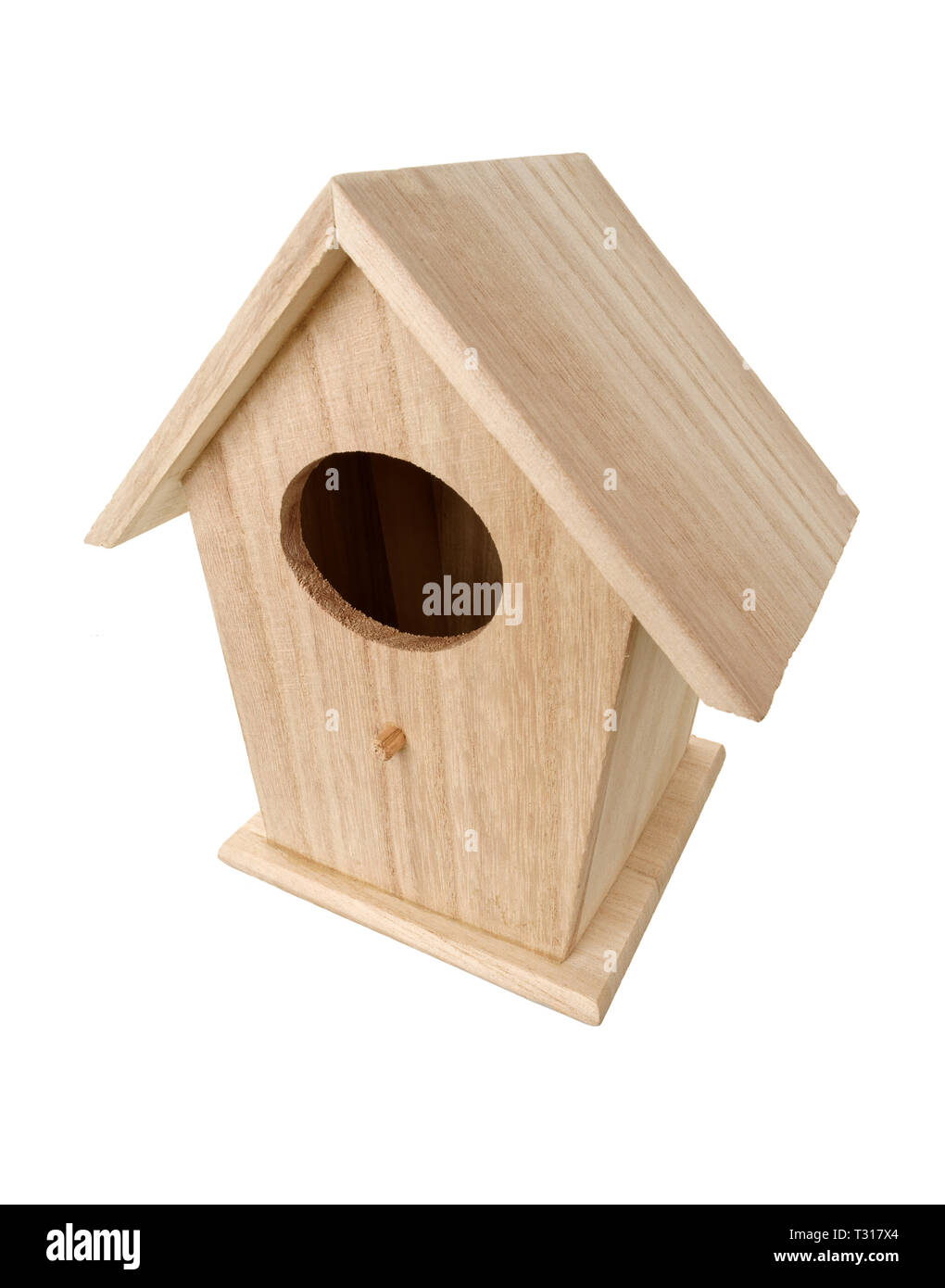 Oggetti isolati: in legno realizzati a mano di nidificazione di uccelli casella, bird house, su sfondo bianco Foto Stock