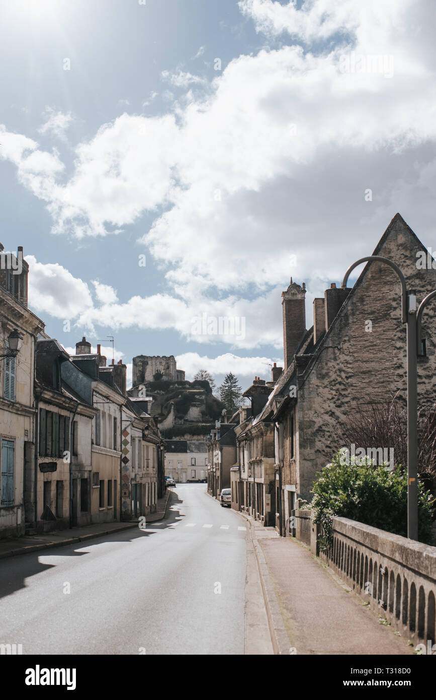 Strada tra case in piccole città della Francia Foto Stock