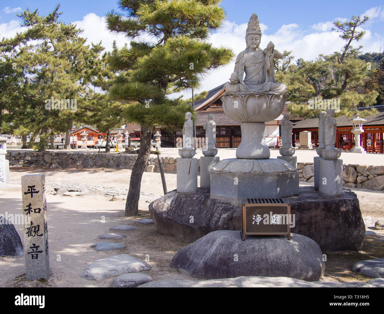 Una statua del bodhisattva Kannon sull'isola di Miyajima in Hiroshima, Giappone. Foto Stock