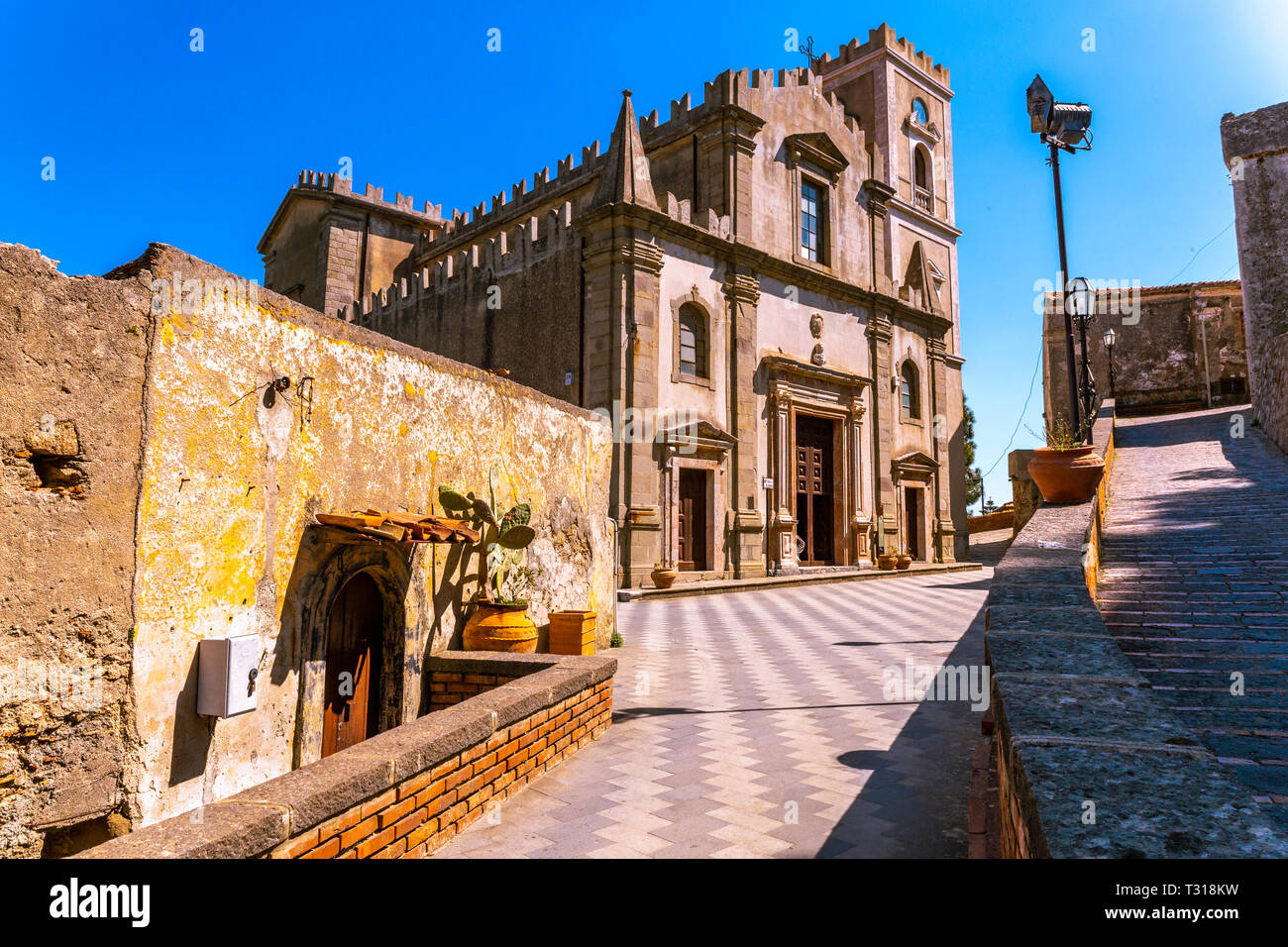 Vista di un piccolo villaggio siciliano. La città è stata la posizione per le scene insieme a Corleone di Francis Ford Coppola il padrino. Foto Stock