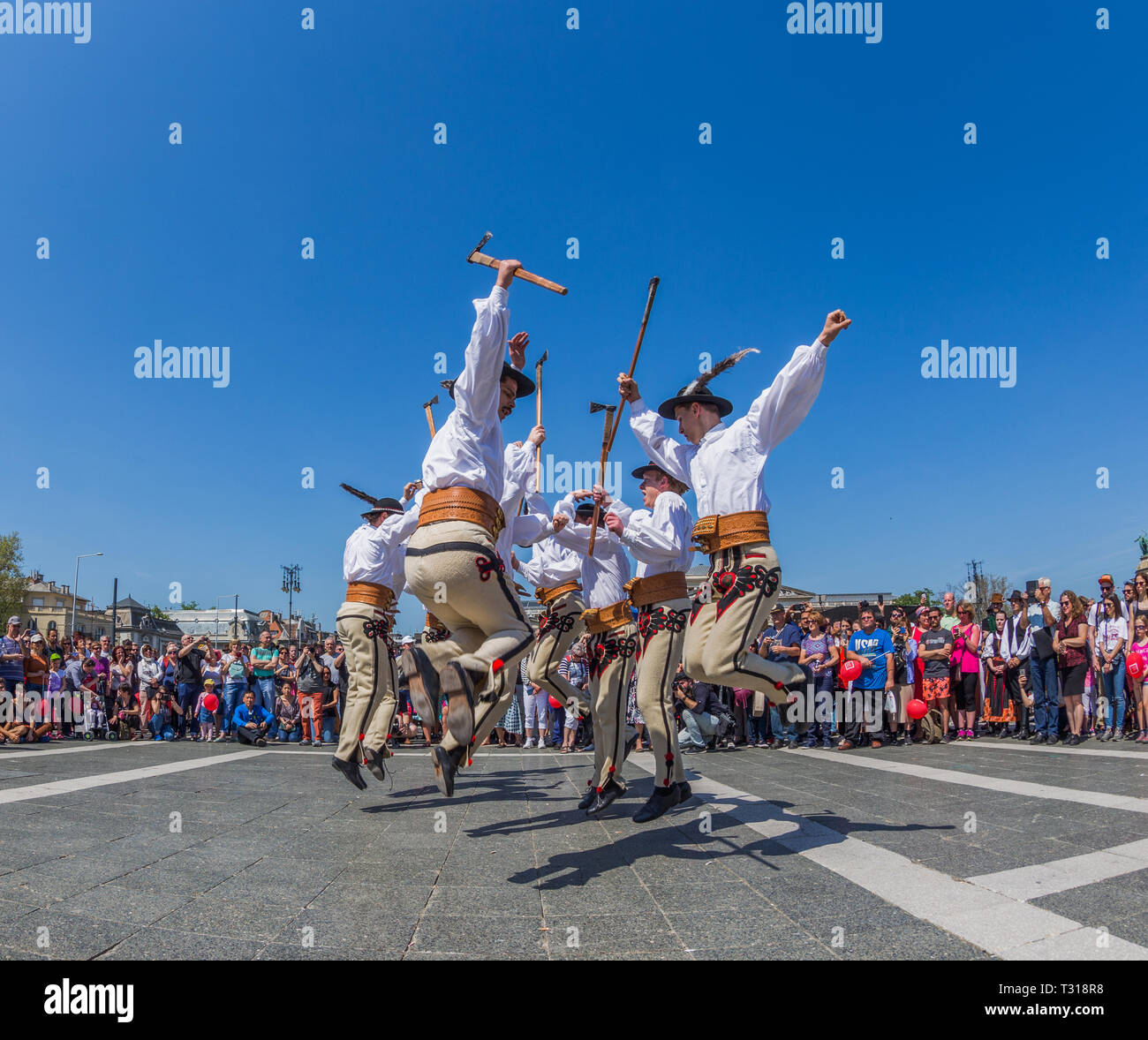 BUDAPEST, Ungheria - 22 aprile. 2018: celebrazione della primavera parade presso Piazza degli Eroi.ballerini folk nei tradizionali costumi popolari Foto Stock