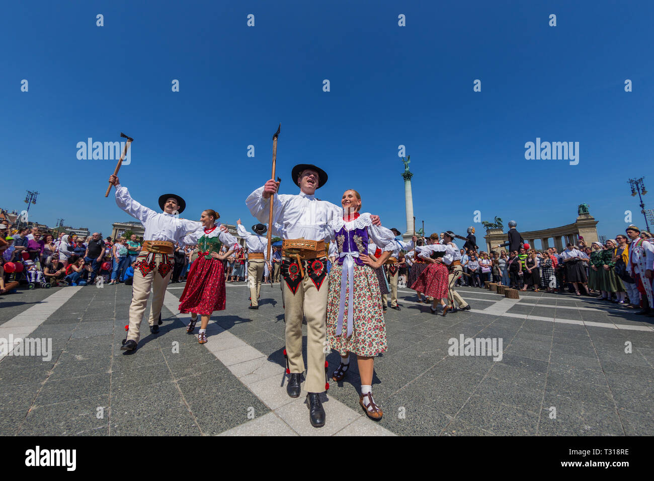 BUDAPEST, Ungheria - 22 aprile. 2018: celebrazione della primavera parade presso Piazza degli Eroi.ballerini folk nei tradizionali costumi popolari Foto Stock