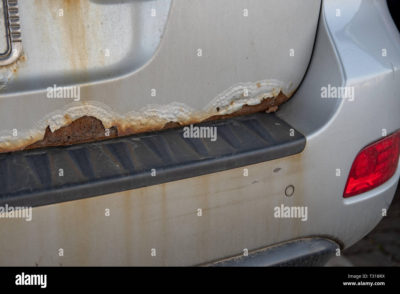Vecchia auto con il vecchio arrugginito vernice scrostata off Foto Stock