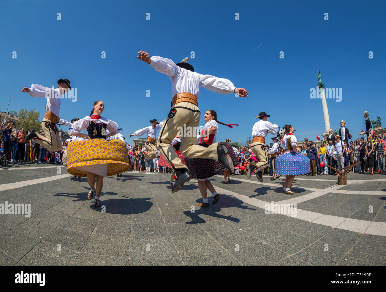 BUDAPEST, Ungheria - 22 aprile. 2018: celebrazione della primavera parade presso Piazza degli Eroi.ballerini folk nei tradizionali costumi popolari Foto Stock