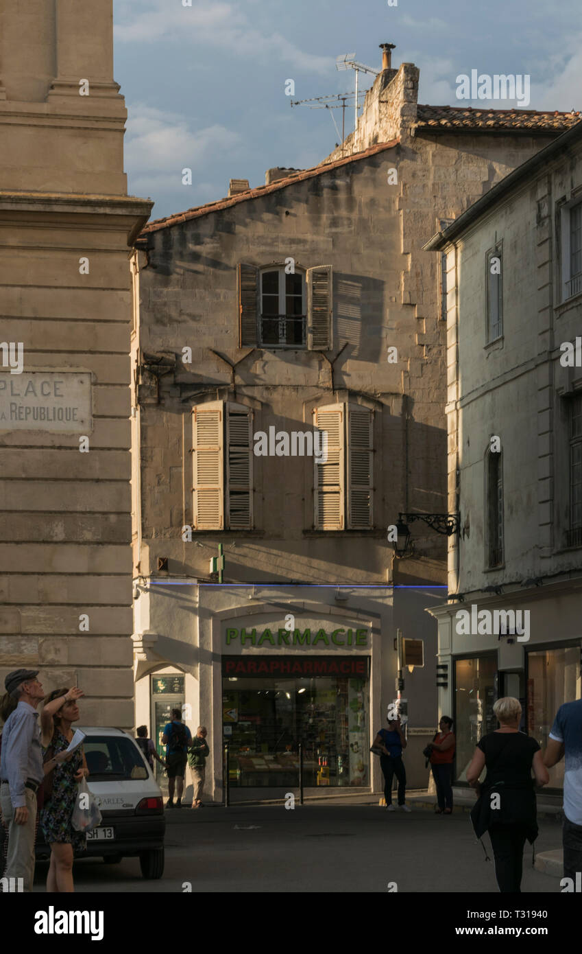 Sera street view della città di Arles nel sud della Francia Foto Stock