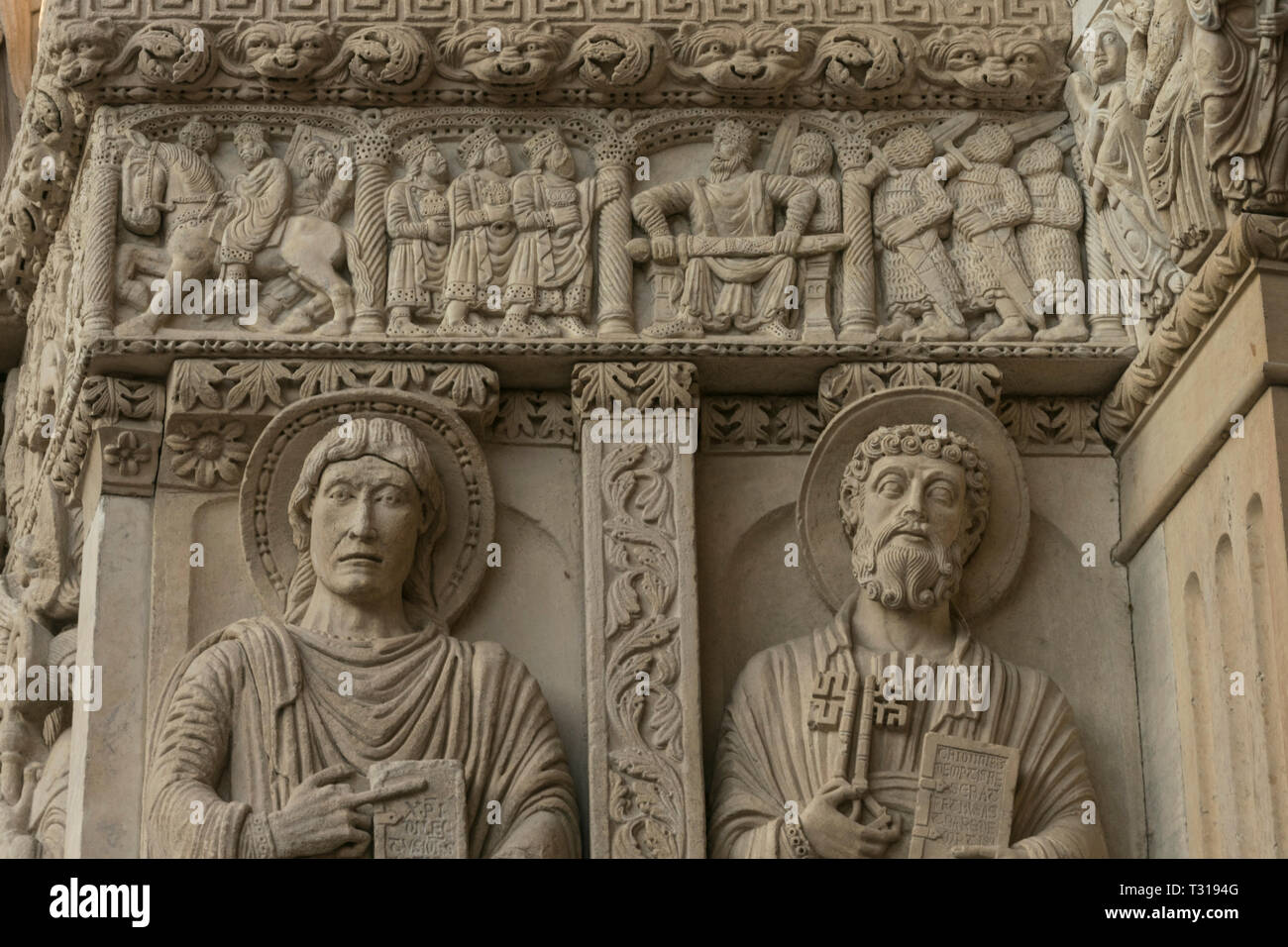 Il portale ovest della eglise saint-trophime di Arles nel sud della Francia dispone di raffinati esempi di scultura romanica. Foto Stock