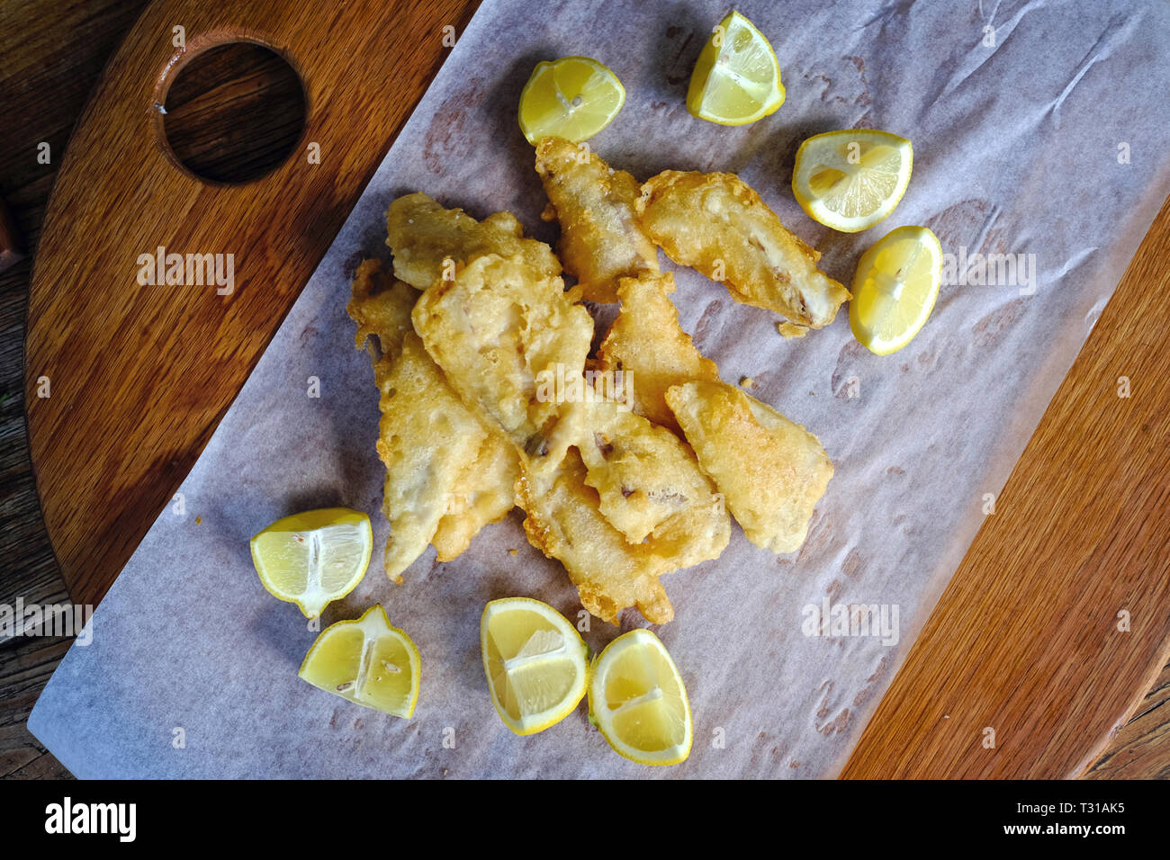 Close up di birra pastella con pesce piatto di limone Foto Stock