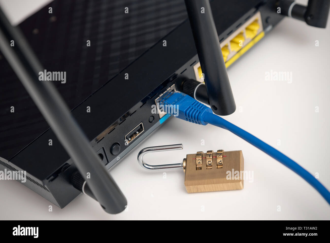 La rete e la protezione dei dati concetto con lucchetto. Internet router o switch con il cavo collegato alla presa di corrente. Foto Stock