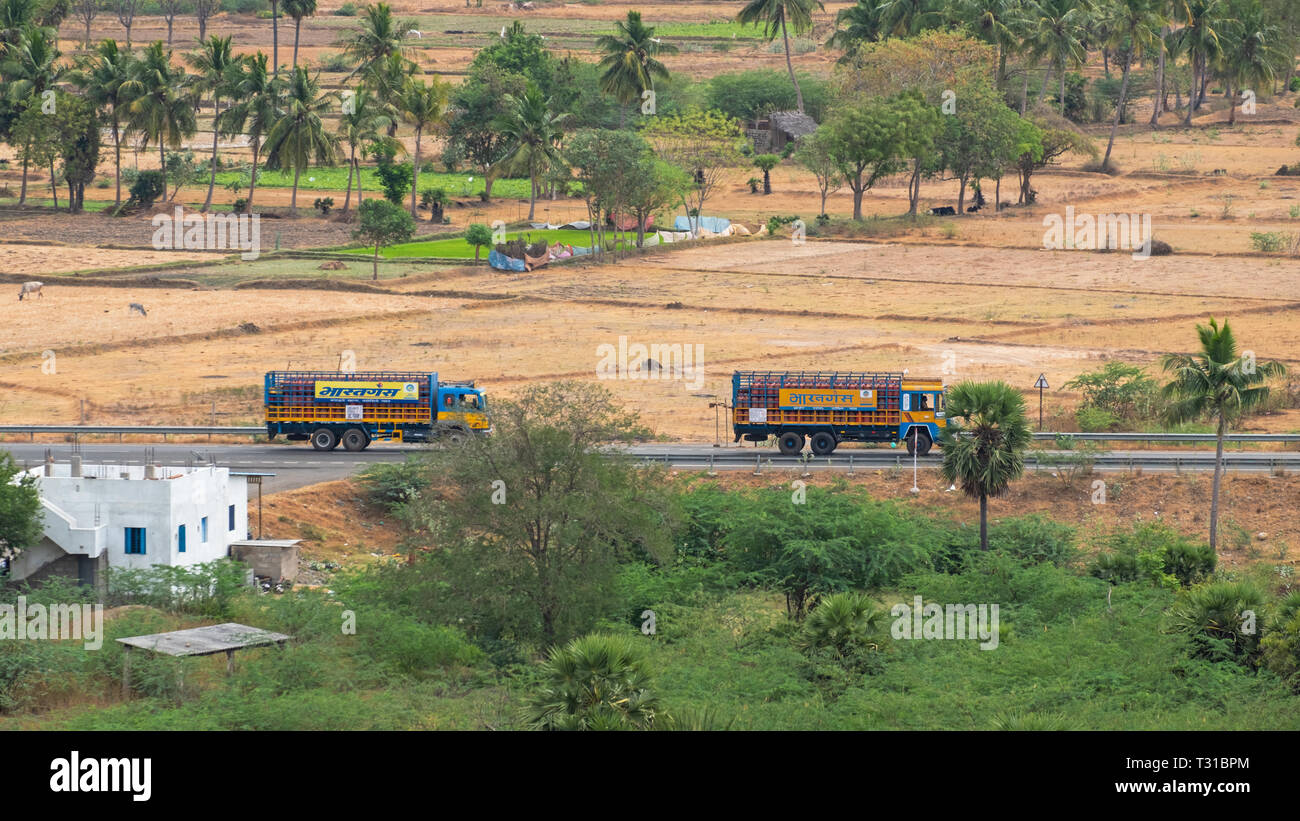 Thanjavur, India - 13 Marzo 2018: camion sull'autostrada in questo distretto rurale dello stato federato di Tamil Nadu Foto Stock