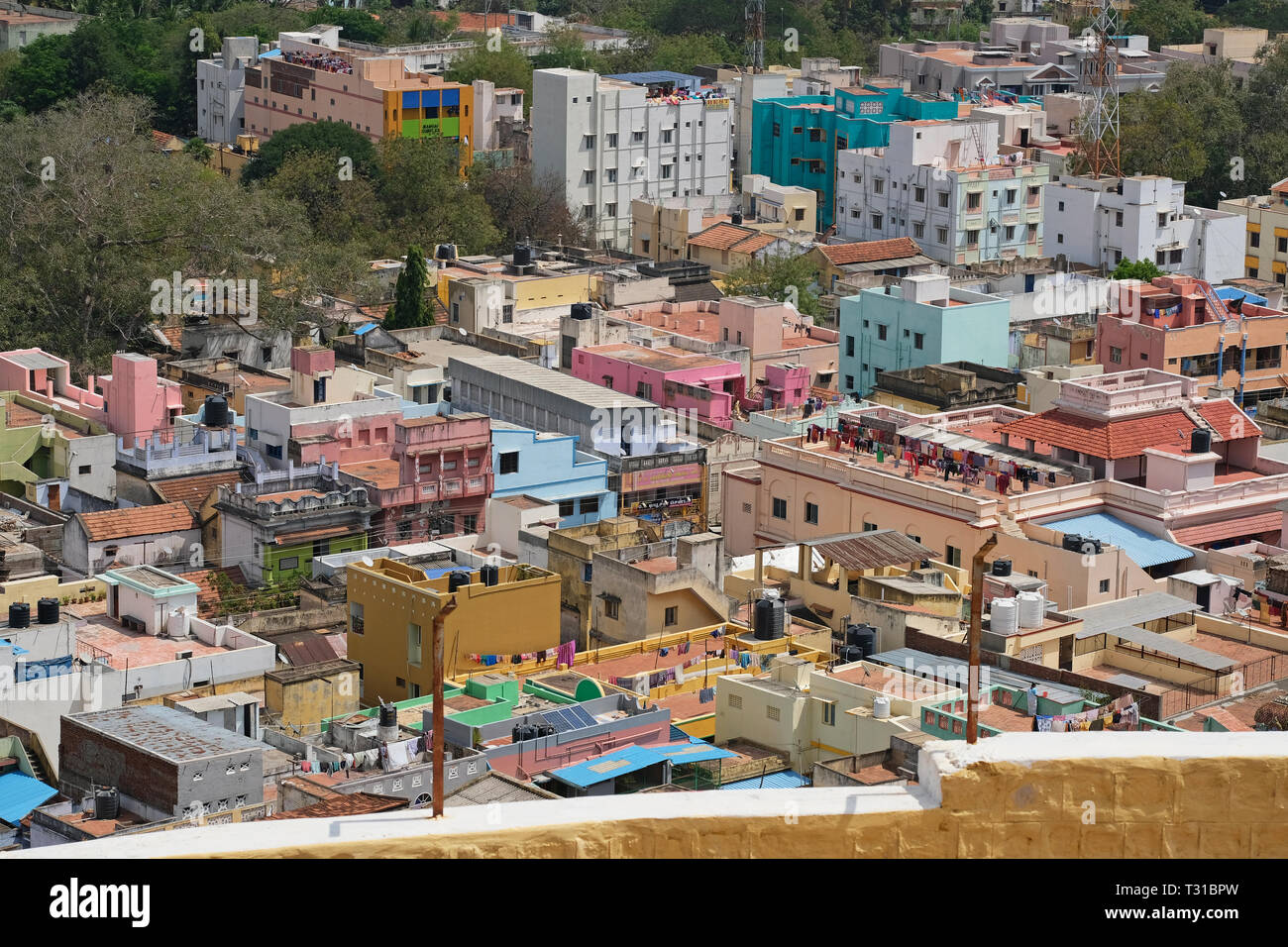 Trichy, India - 14 Marzo 2018: Veduta aerea della scatola colorata nel centro della città, con linee di lavaggio su molti tetti di essiccazione al sole Foto Stock
