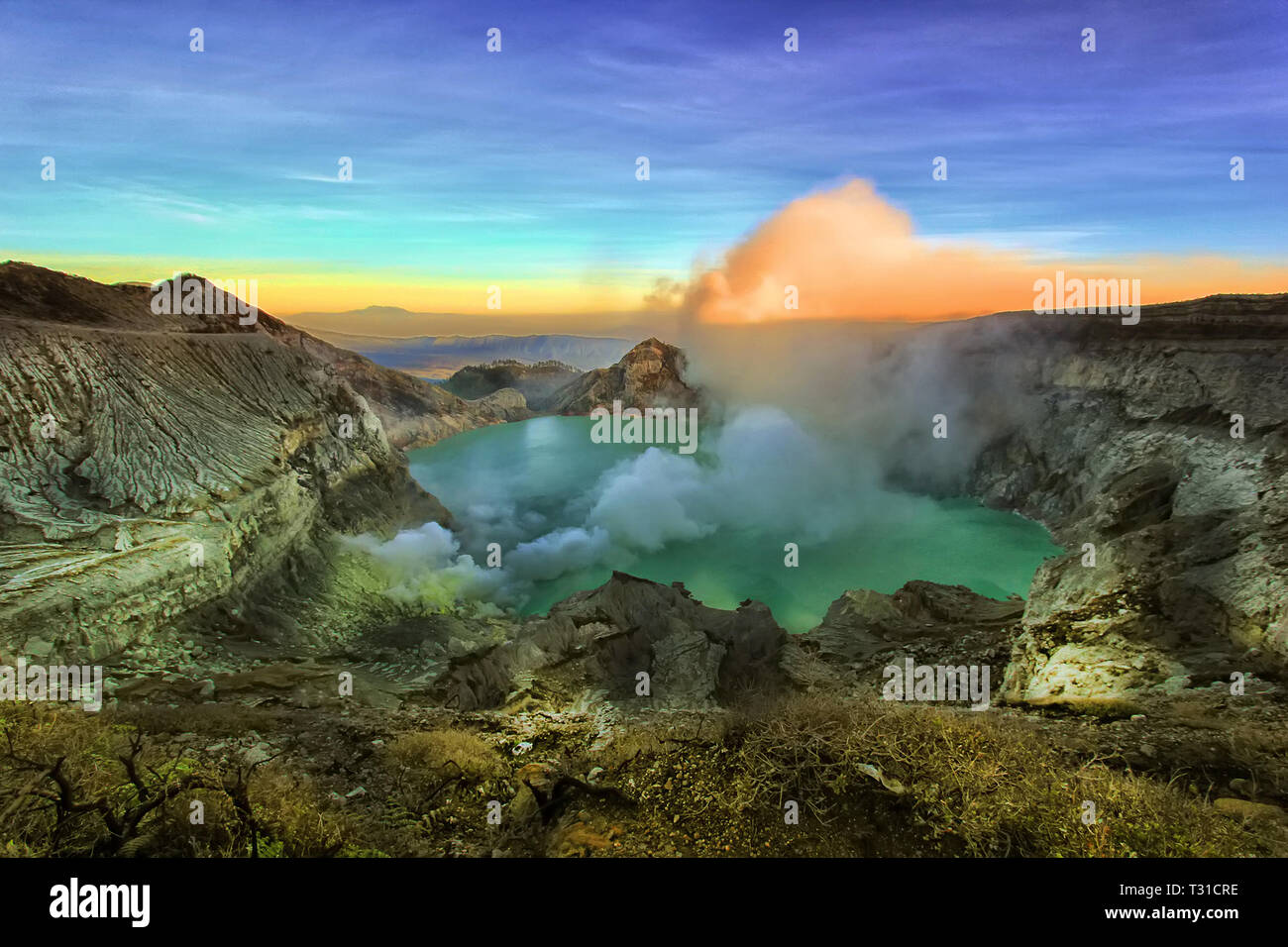 Il fascino del cratere ijen indonesia Foto Stock