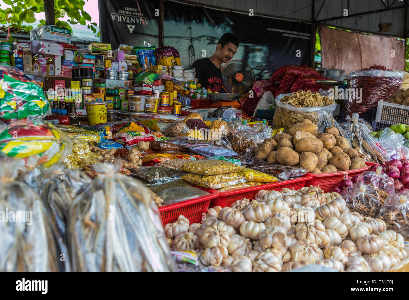 Febbraio 2019. Città di Phuket Thailandia. Un vivace mercato in stallo alla 24 ora il mercato locale della frutta nella vecchia città di Phuket Foto Stock