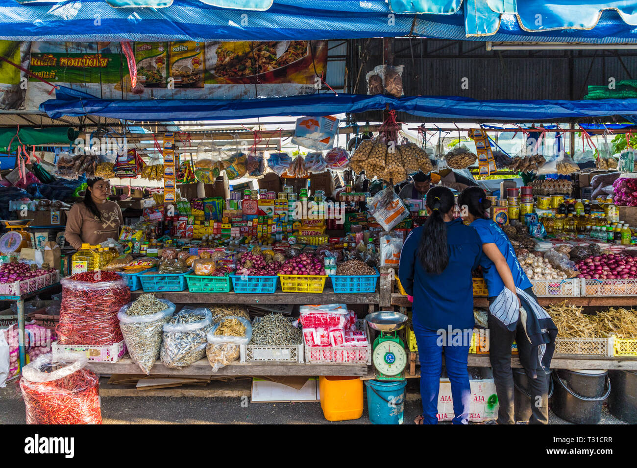 Febbraio 2019. Città di Phuket Thailandia. Un vivace mercato in stallo alla 24 ora il mercato locale della frutta nella vecchia città di Phuket Foto Stock