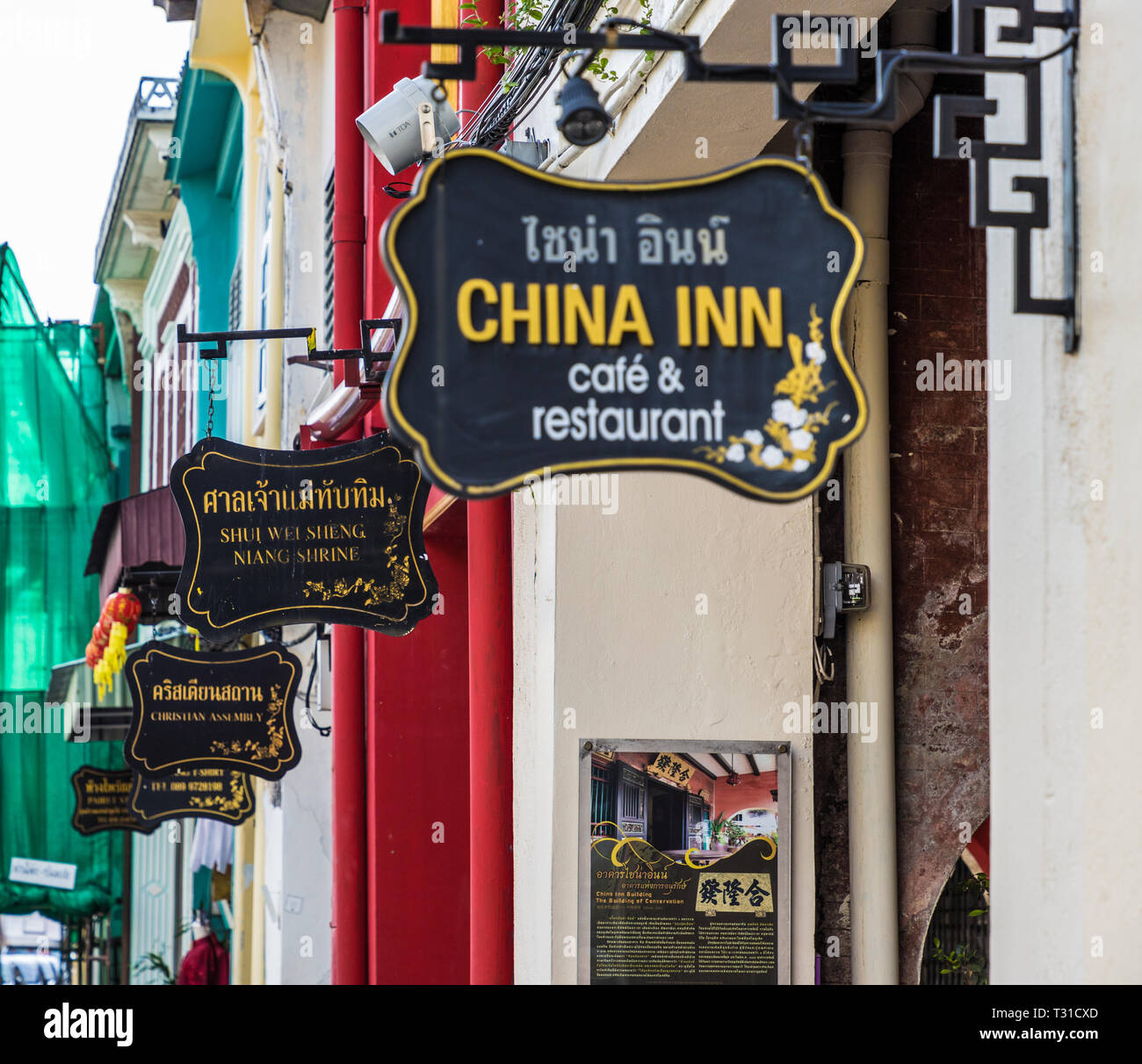 Febbraio 2019. Città di Phuket Thailandia. Cinese tradizionale shop case e digital signage nella vecchia città di Phuket Foto Stock