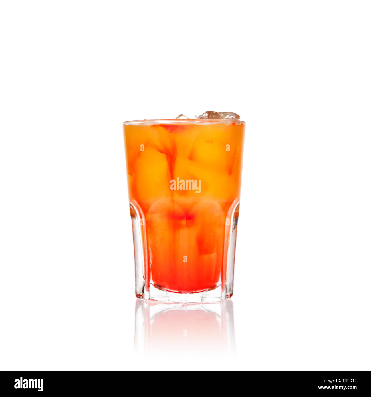 Tequila Sunrise cocktail su uno sfondo bianco isolato Foto Stock