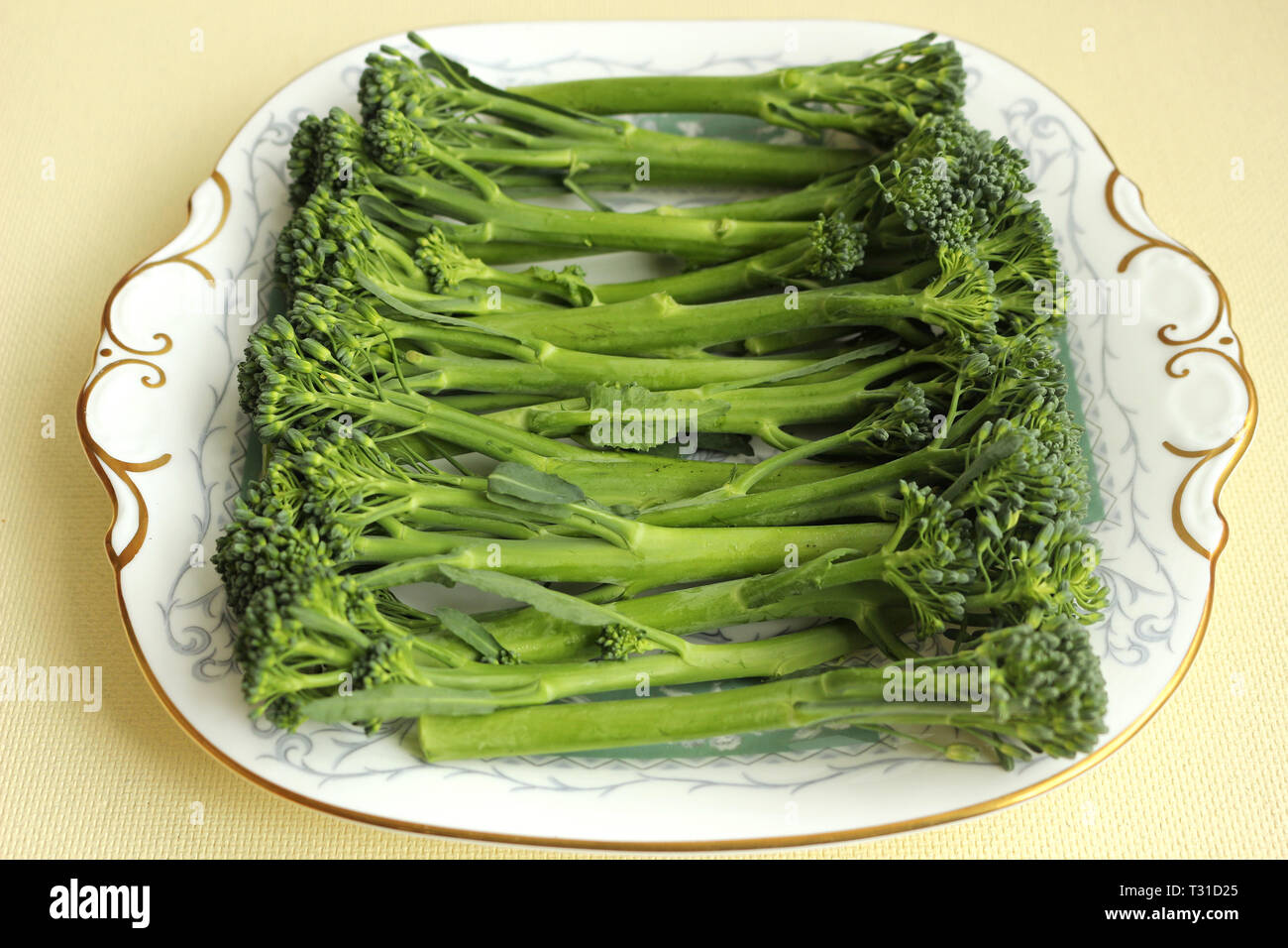 Una piastra di Tenderstem broccoli Foto Stock