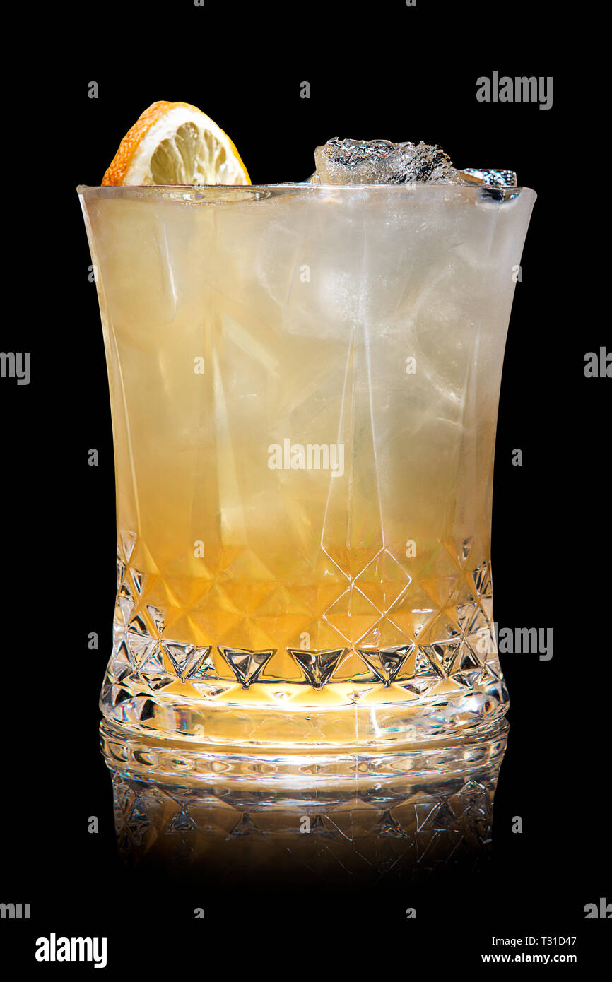 Long Island iced tea cocktail su sfondo nero Foto Stock