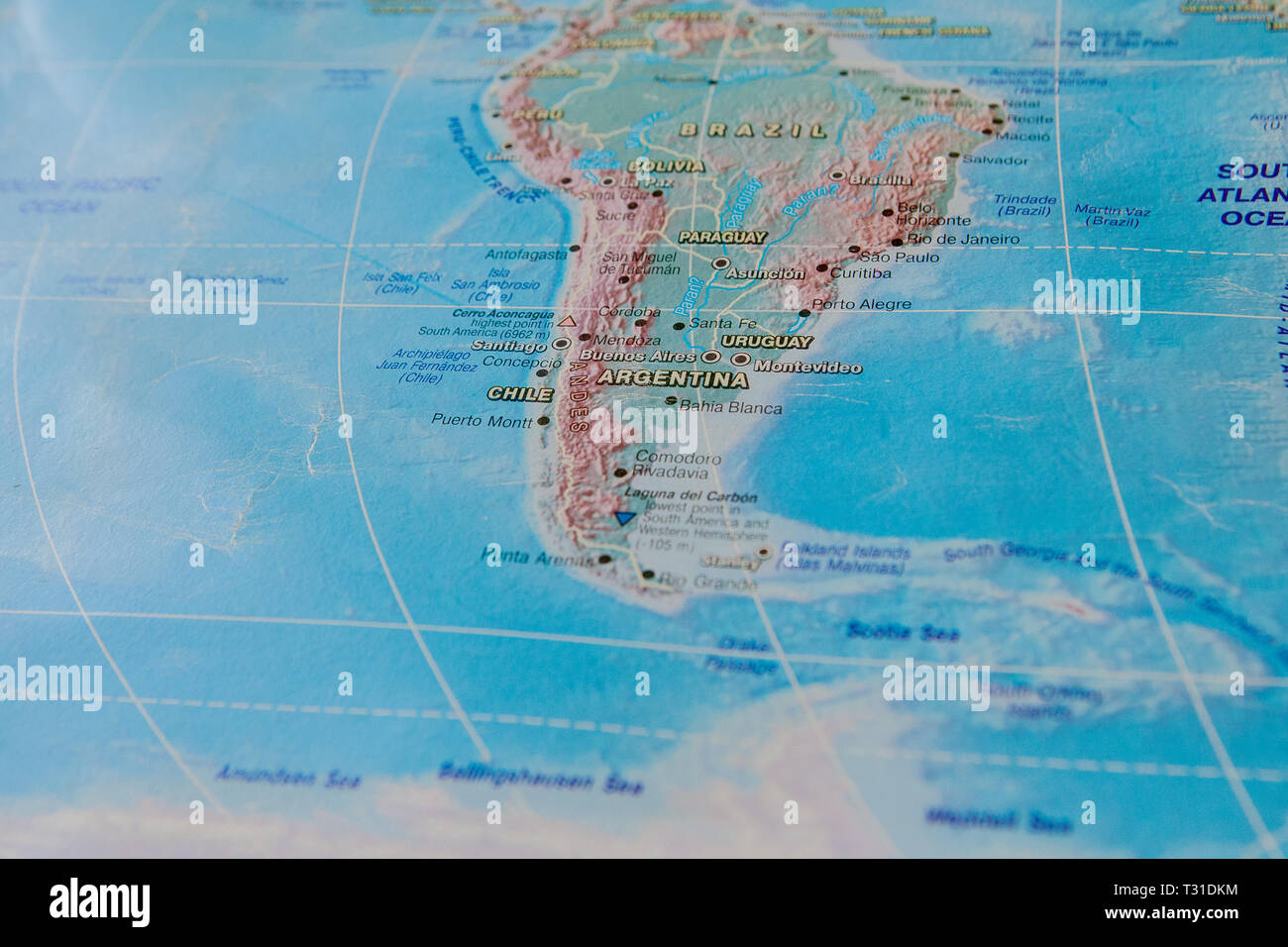 Argentina, Cile e Uruguay in stretta sulla mappa. Focus sul nome del paese. La vignettatura effetto. Foto Stock