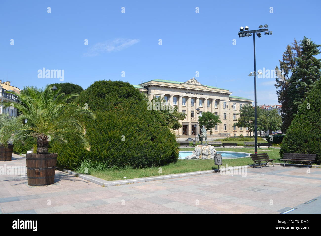 Il palazzo di giustizia e di Piazza della Libertà a Ruse (Rousse) Bulgaria sul confine rumeno Foto Stock