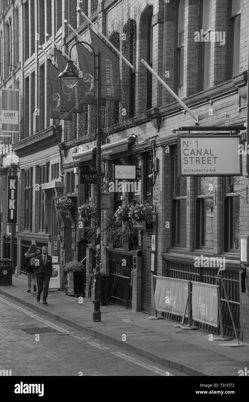 Villaggio Gay, Canal Street, il centro città di Manchester, Inghilterra, Regno Unito. Foto Stock