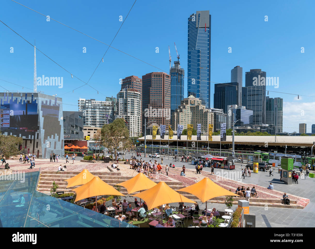 Vista su Federation Square verso lo skyline di Southbank con l'Eureka Tower nel centro di Melbourne, Australia Foto Stock