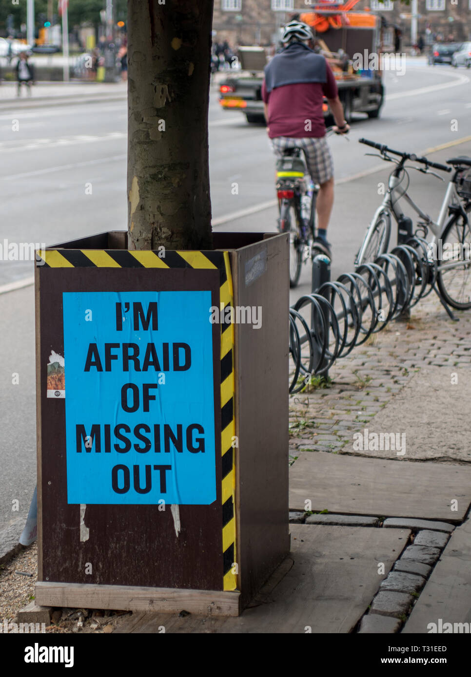 "FOMO' giunge a Copenaghen. Un segno visibile in Holmens Kanal, Copenaghen Foto Stock