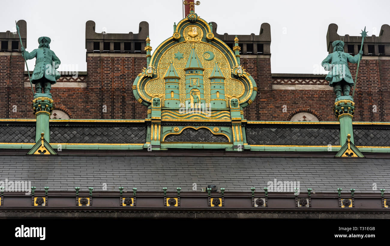 La città di Copenaghen stemma siede alto sopra la porta di ingresso al Radhus o City Hall. Esso comprende tre torri che si innalzano al di sopra dell'acqua. Foto Stock