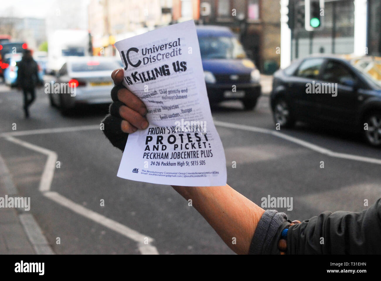 Venerdì 5 Aprile,1pm, Peckham job center Londra UK. Radici di erba attivisti picket e protesta il più trafficato jobcentre del sud di Londra . Foto Stock