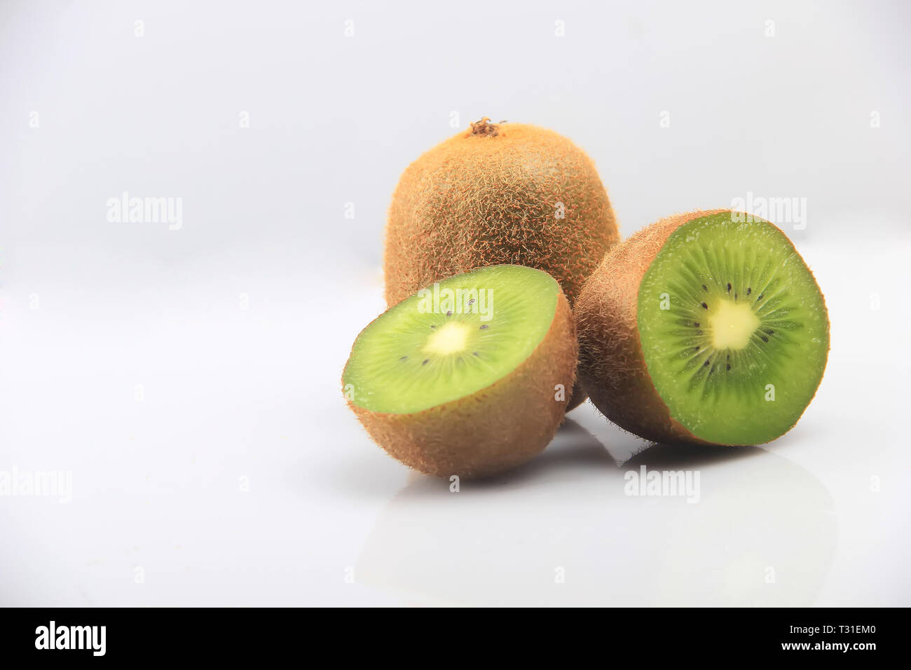 Kiwi con uno sfondo bianco Foto Stock