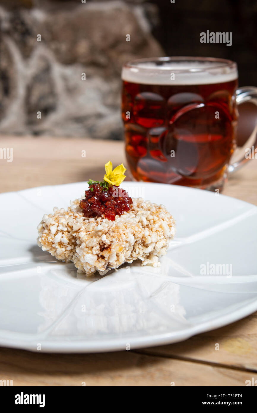 Spuntino caldo con una pinta di birra Foto Stock